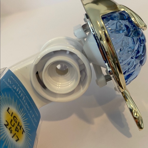 Bath & Body Works Fiber Optic “Fish” Light Up 24/7 Wallflower Plug & Refill - Picture 7 of 11